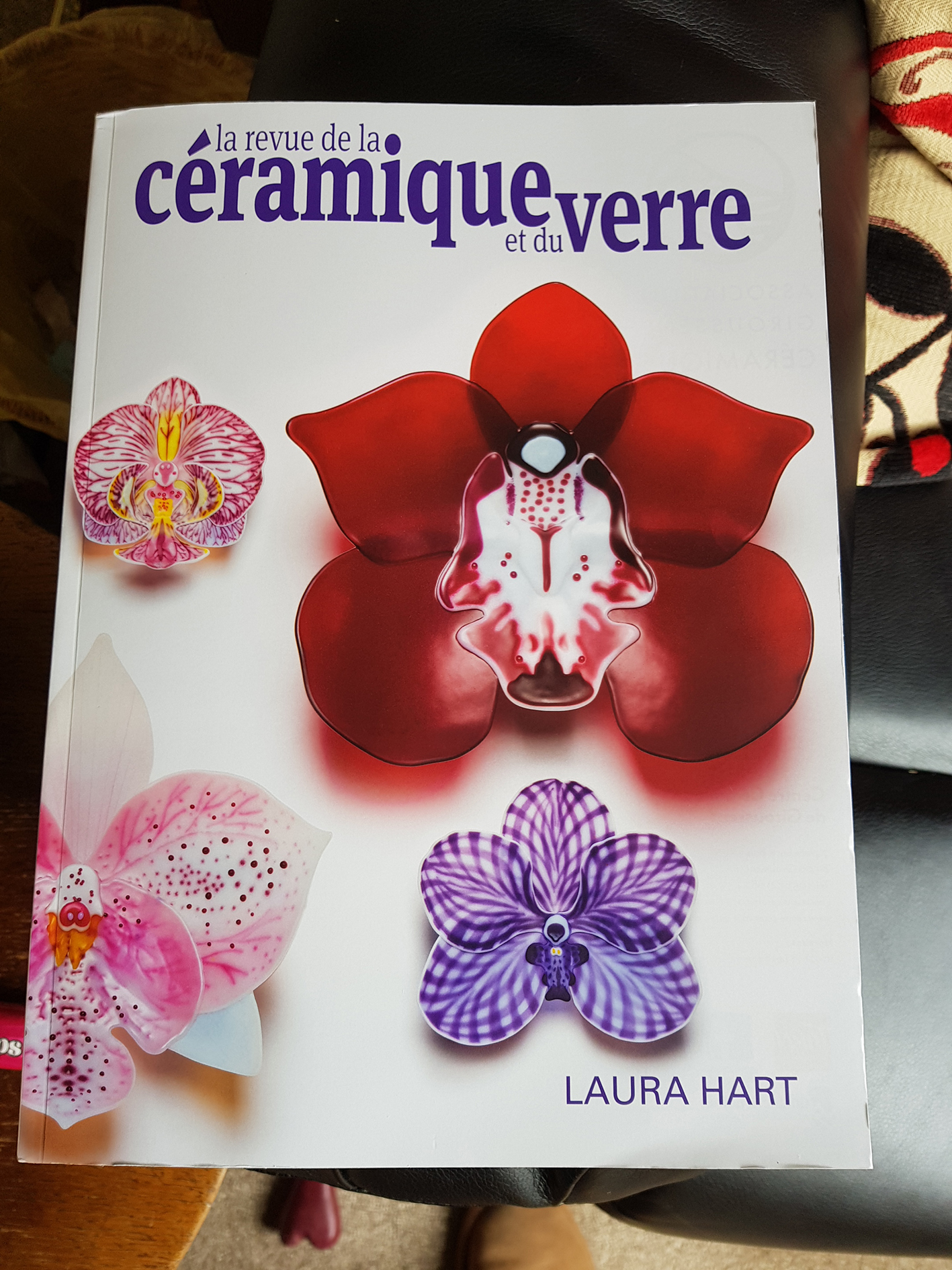 laura hart glass artist magazine in french