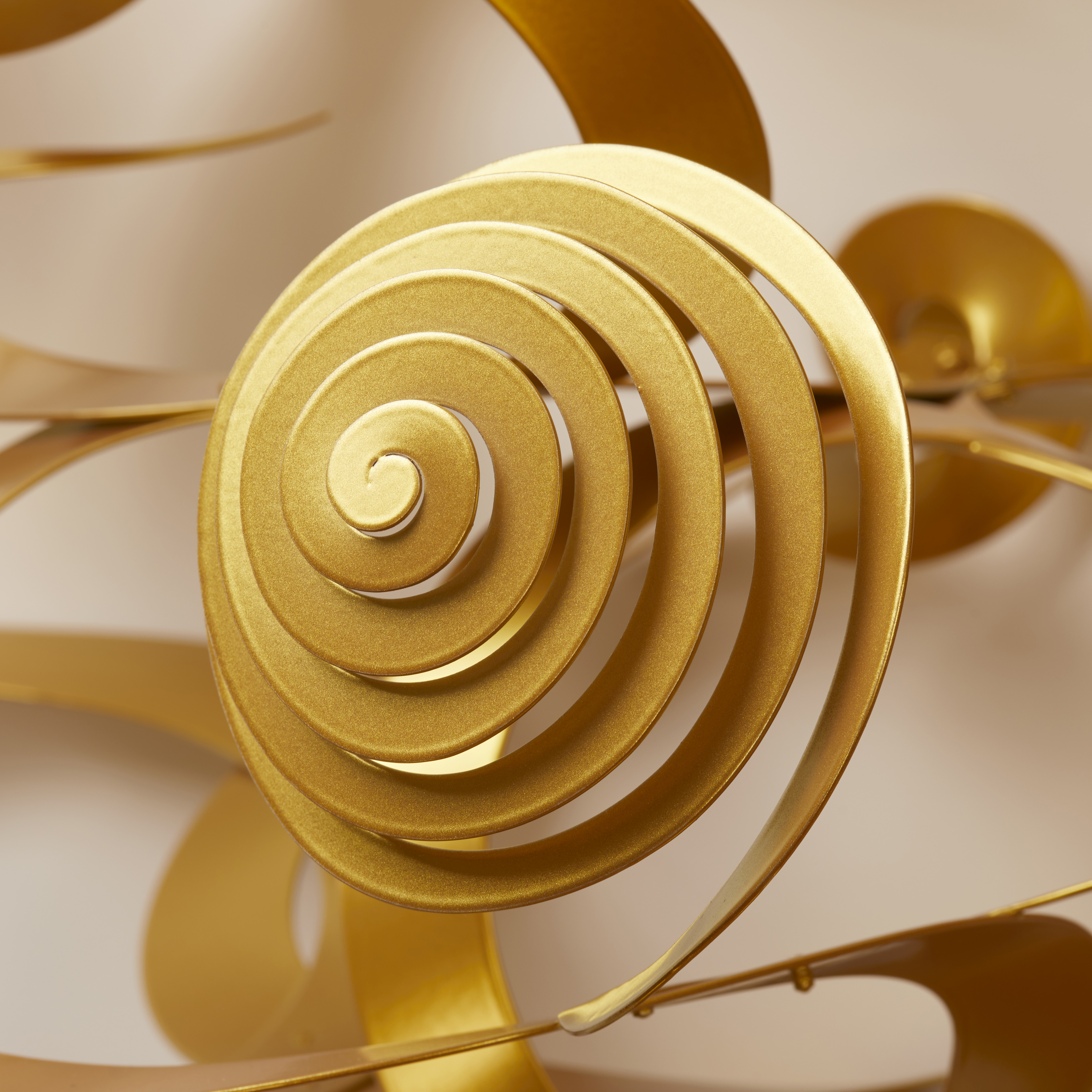 芸術的なお花、蝶々とふんだんに使われた金彩が美しい豪華絢爛な木製輪島漆塗お椀2客 芸術的な蝶々とふんだんに使われた金彩が美しい豪華絢爛な木製